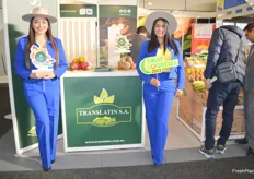 Monica Villareul y Alba Martínez, de Translatin, dieron una calurosa bienvenida a los invitados a su stand mostrando una variedad de productos.